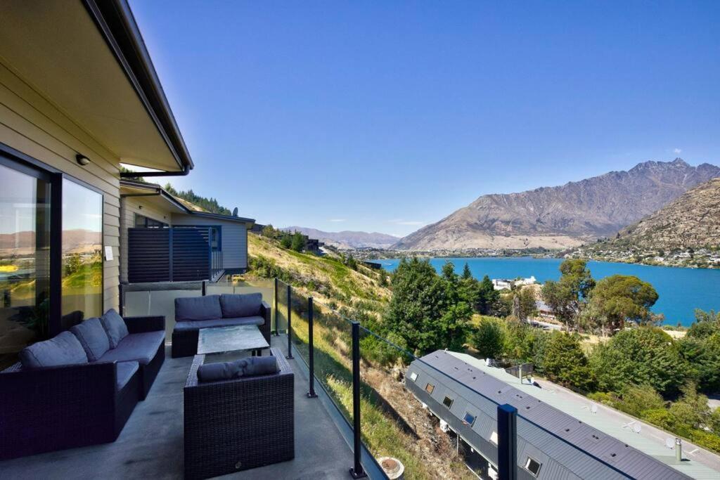 4 Bedroom Stunning Modern Family Home ควีนส์ทาวน์ ภายนอก รูปภาพ